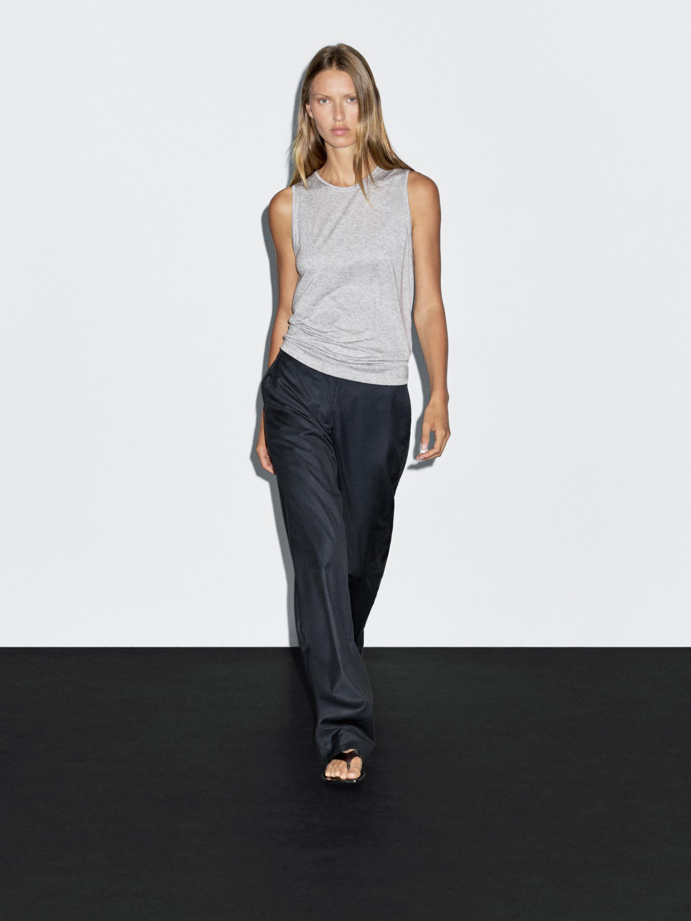 Sleeveless round neck T-shirt